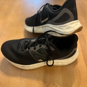 New Balance womens Fresh Foam Black and White Sneakers Sz 9D